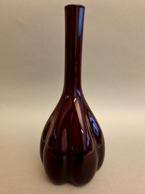 Vase, løgformet, dyb bordeauxrød glas