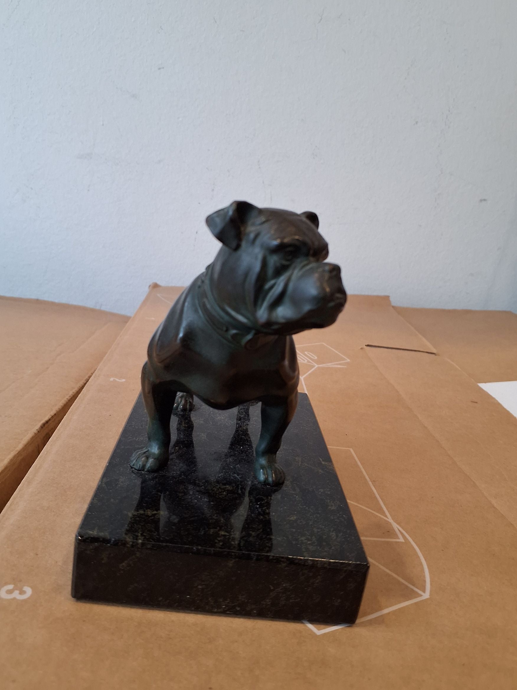 Bronze Bulldog på marmor