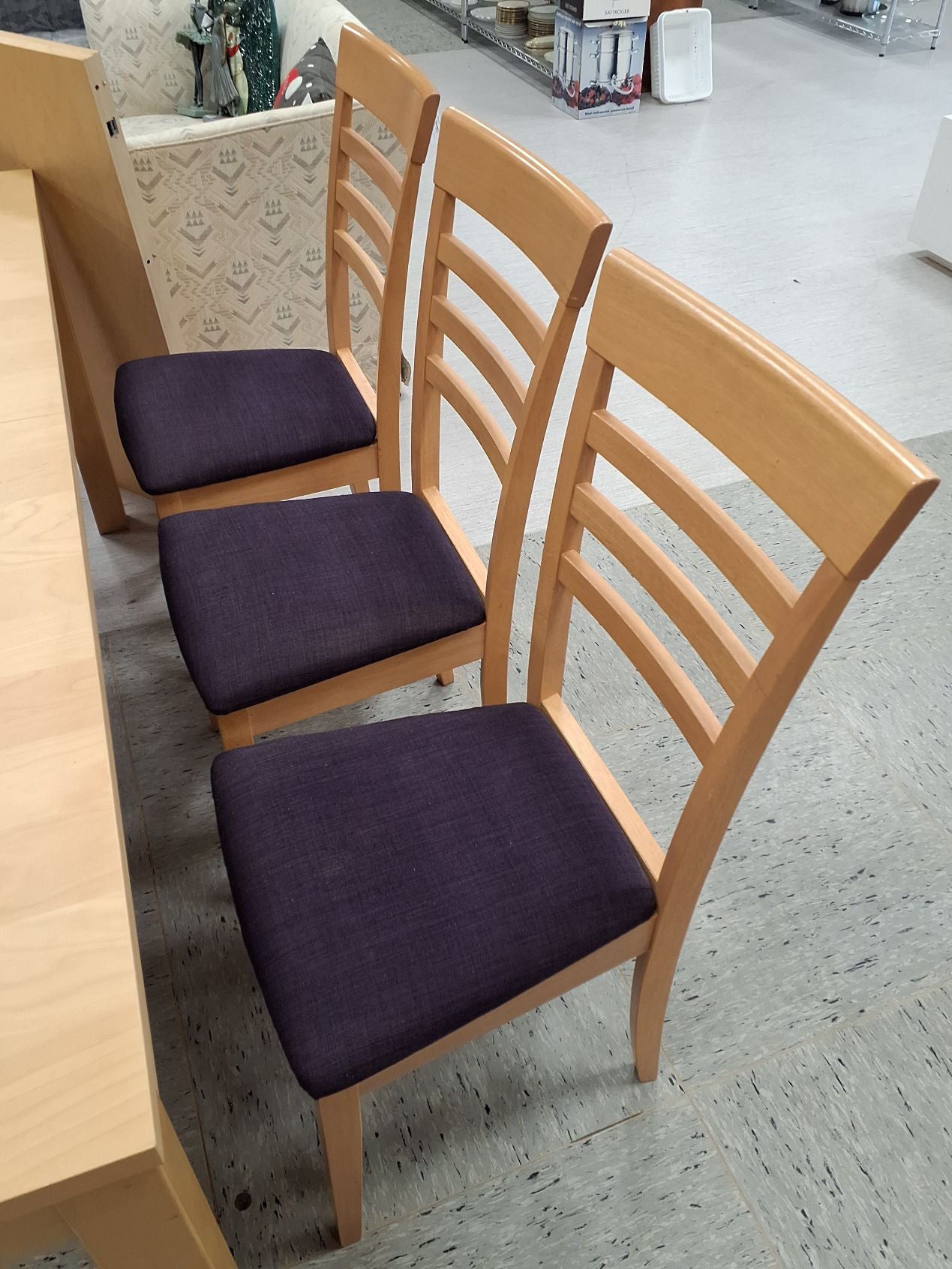 Spisebord + 6 stole & 2 plader