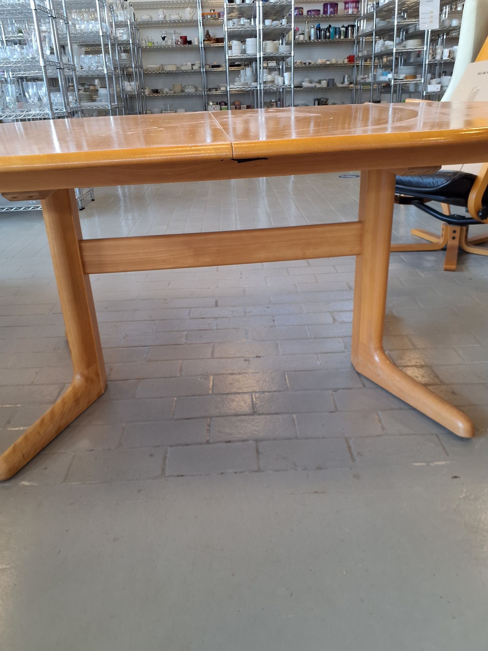 Skovsby spisebord.
