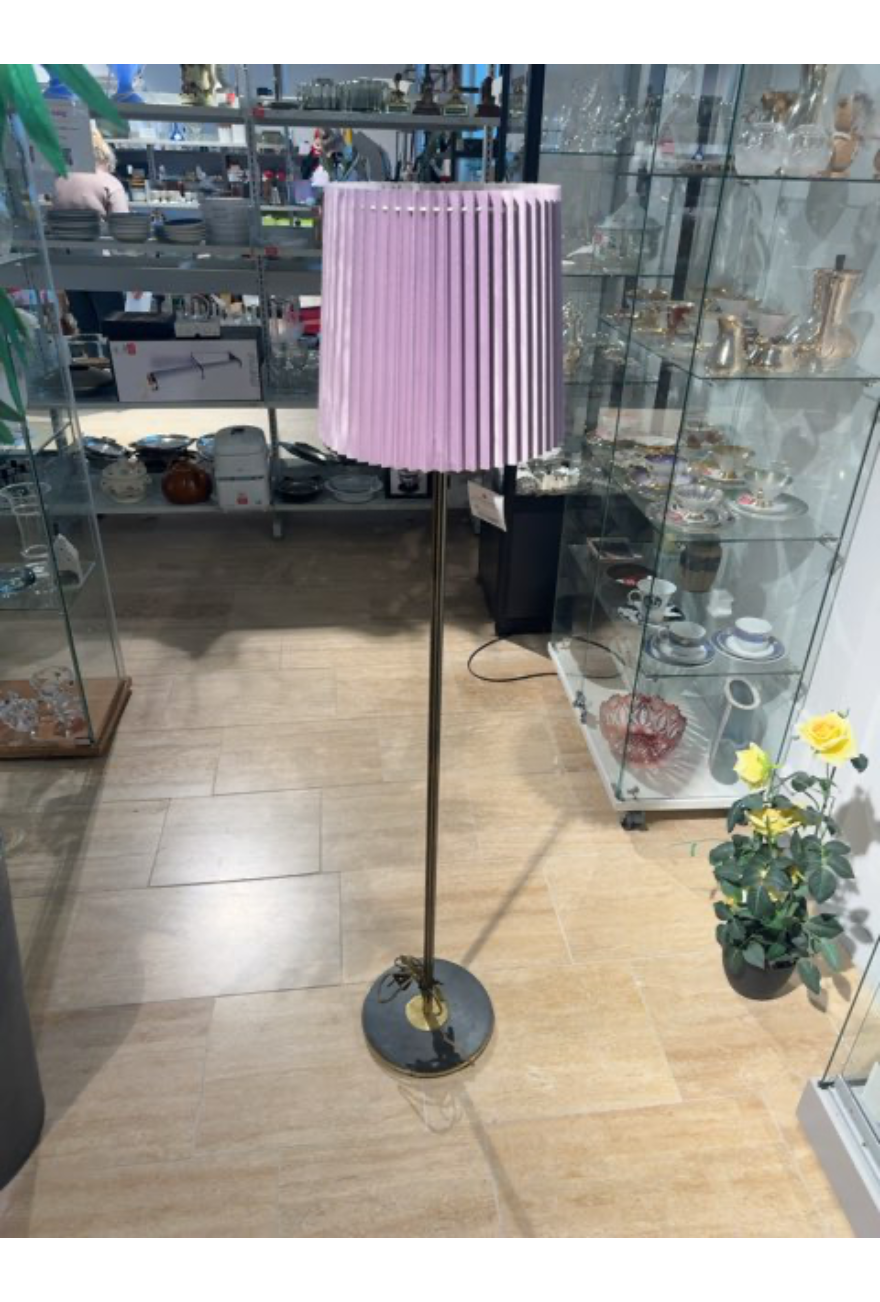 Standerlampe med lilla skærm