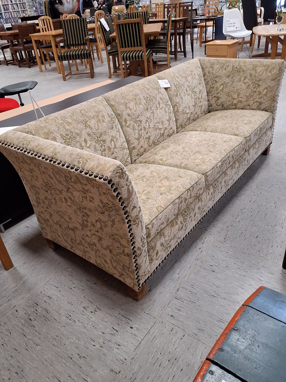 Blomstret sofa i lysegrøn