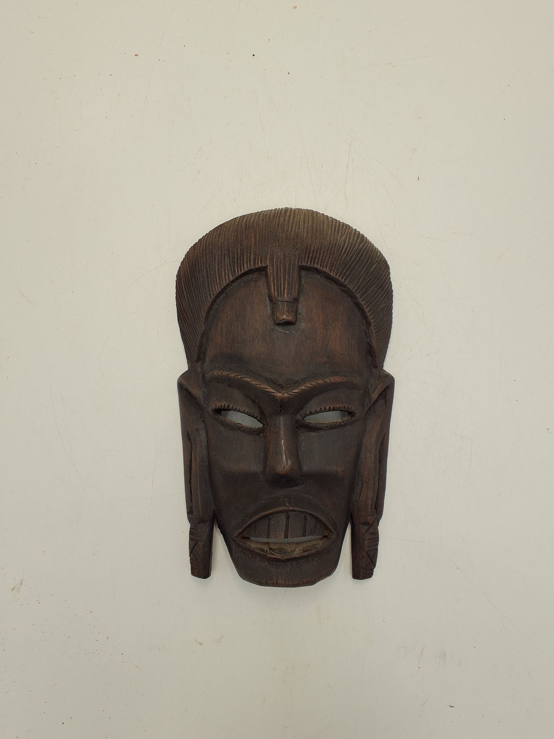 Maske i mørkt træ