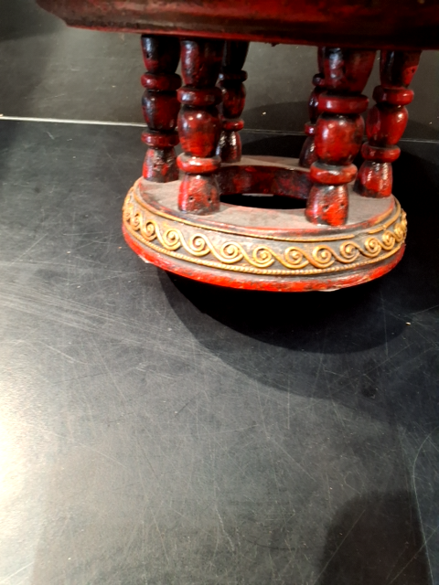 Opsats med skål på toppen