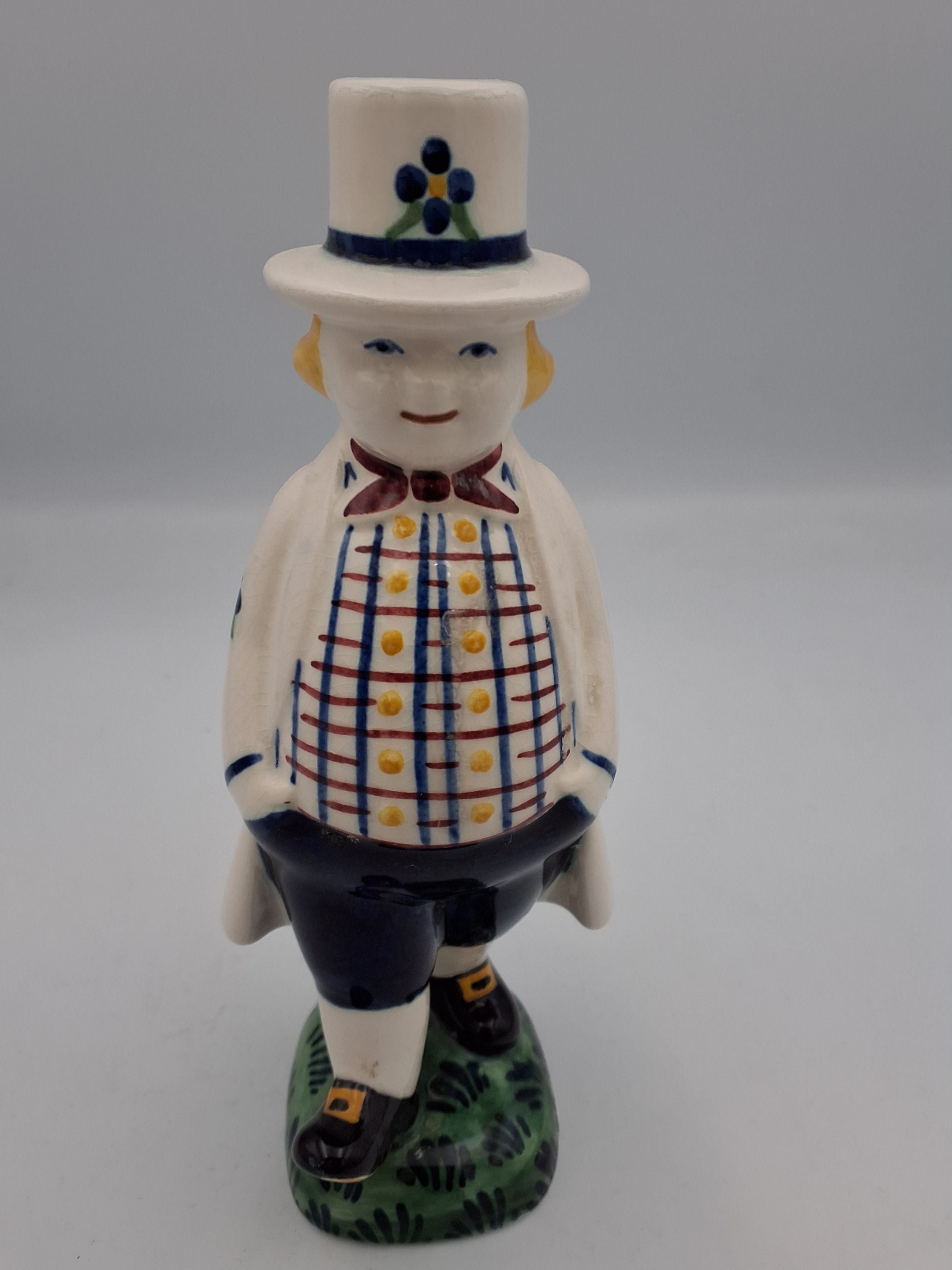 Bondeknøs Hans, Alminia fajance figur