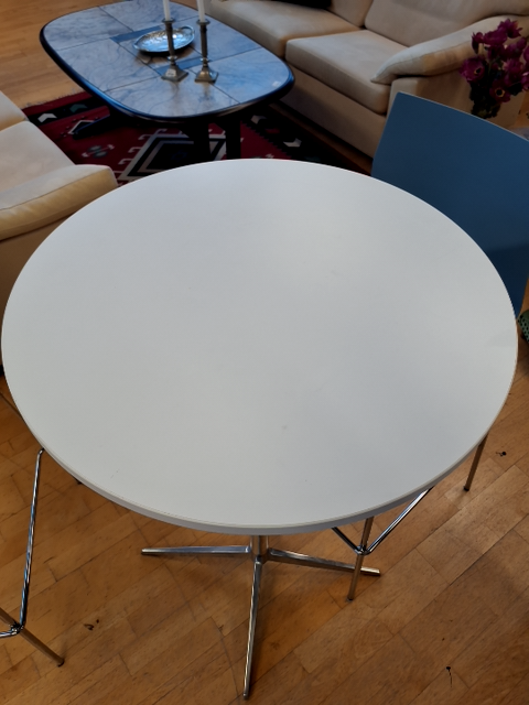 Cafe/mødebord med 3 høj stole