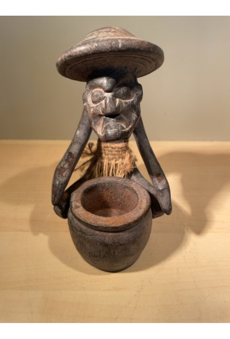 Håndskåret træ figur fra Bali