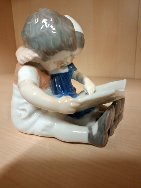 Læsende børn porcelænsfigur