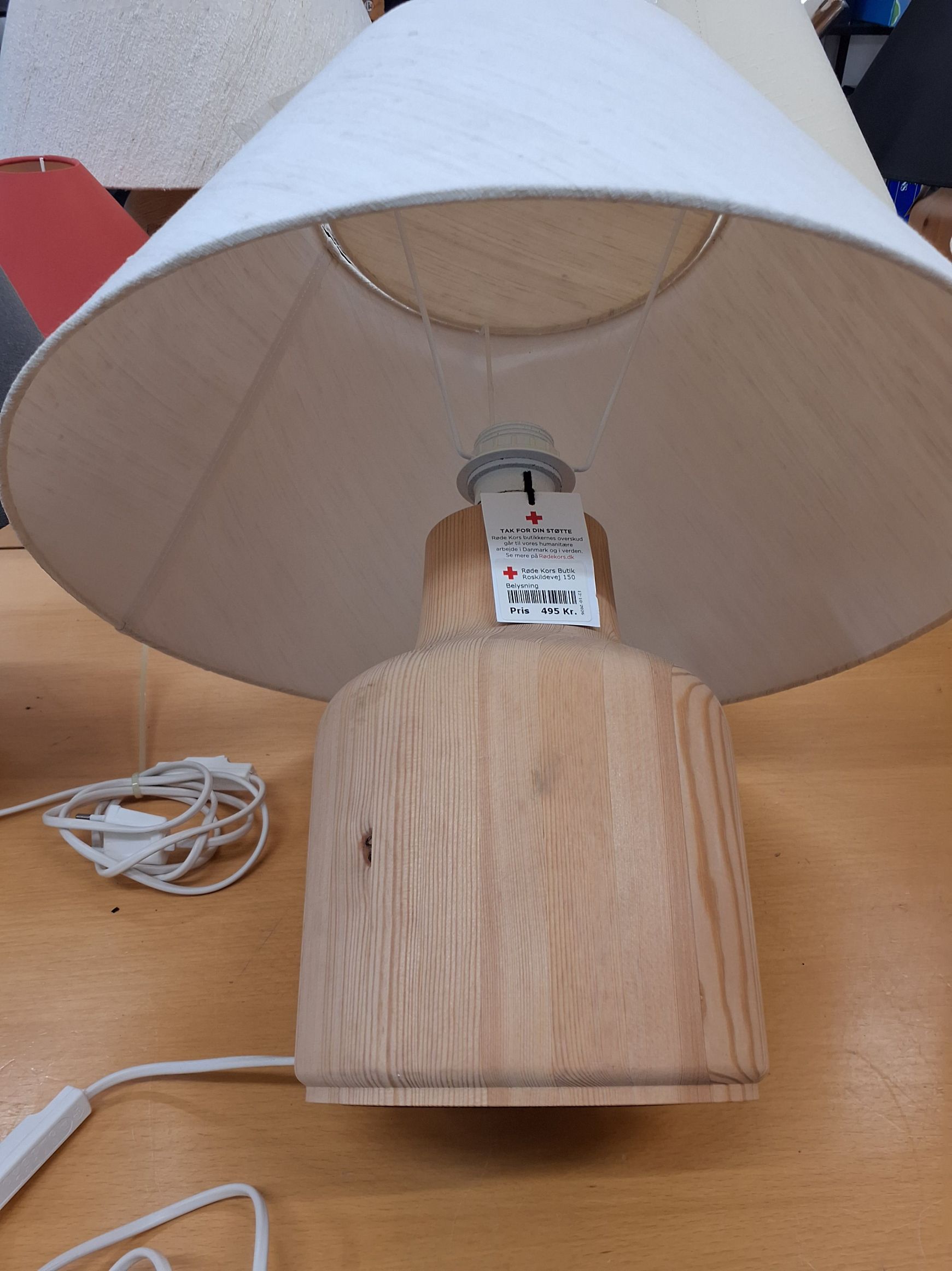 Lampe i massiv træ med lys skærm i stof