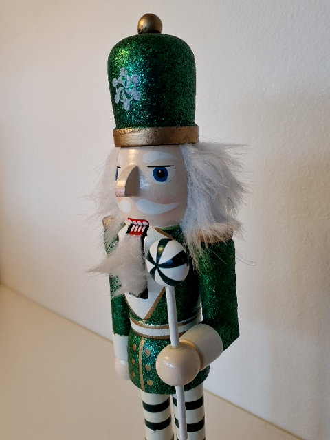 Grøn "Nøddeknækker"-figur
