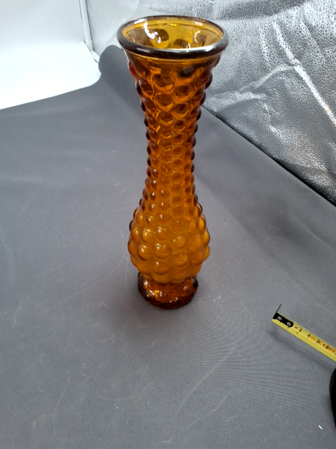 Vase ravfarvet.