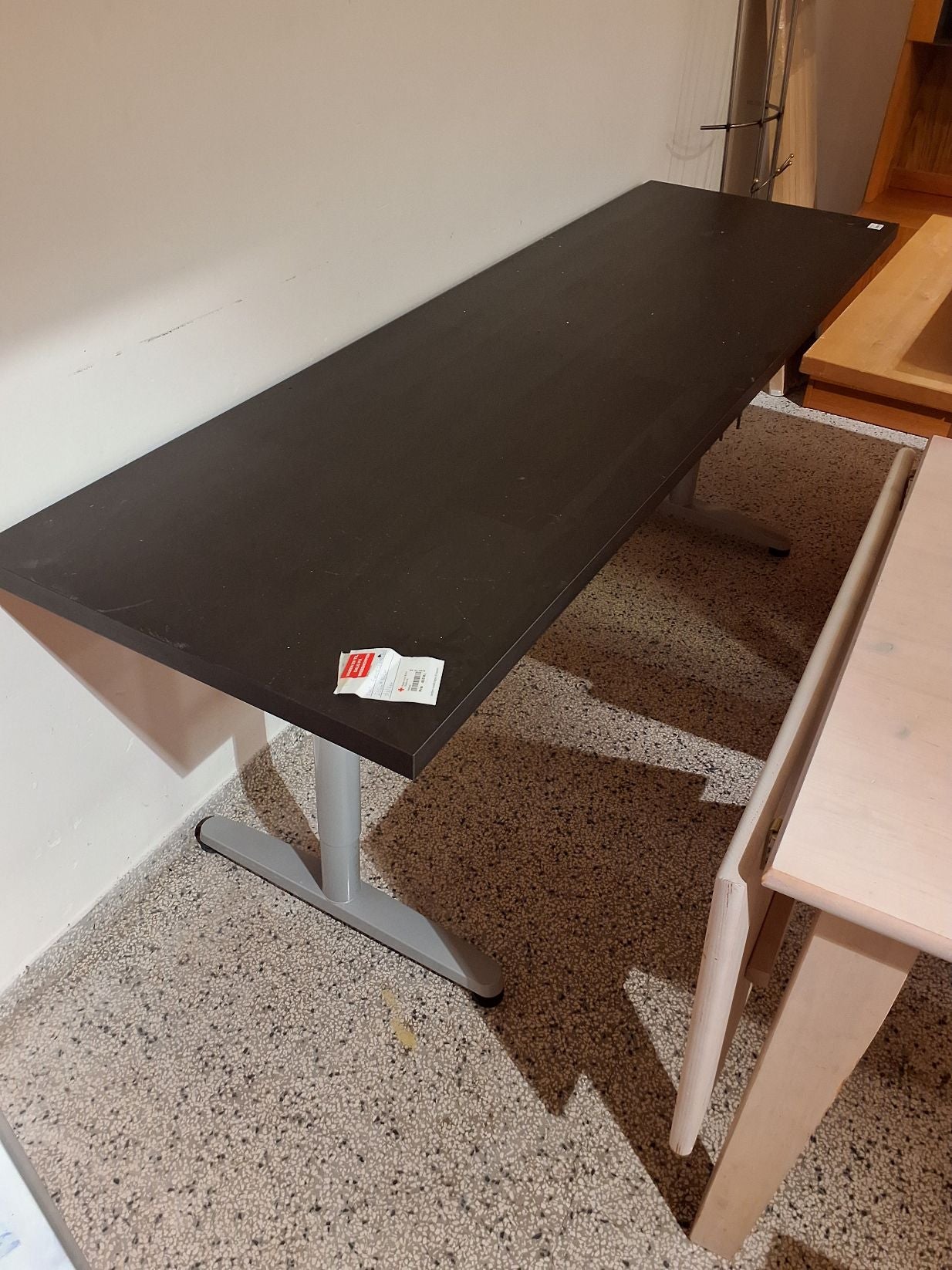 Sort hæve-sænkebord