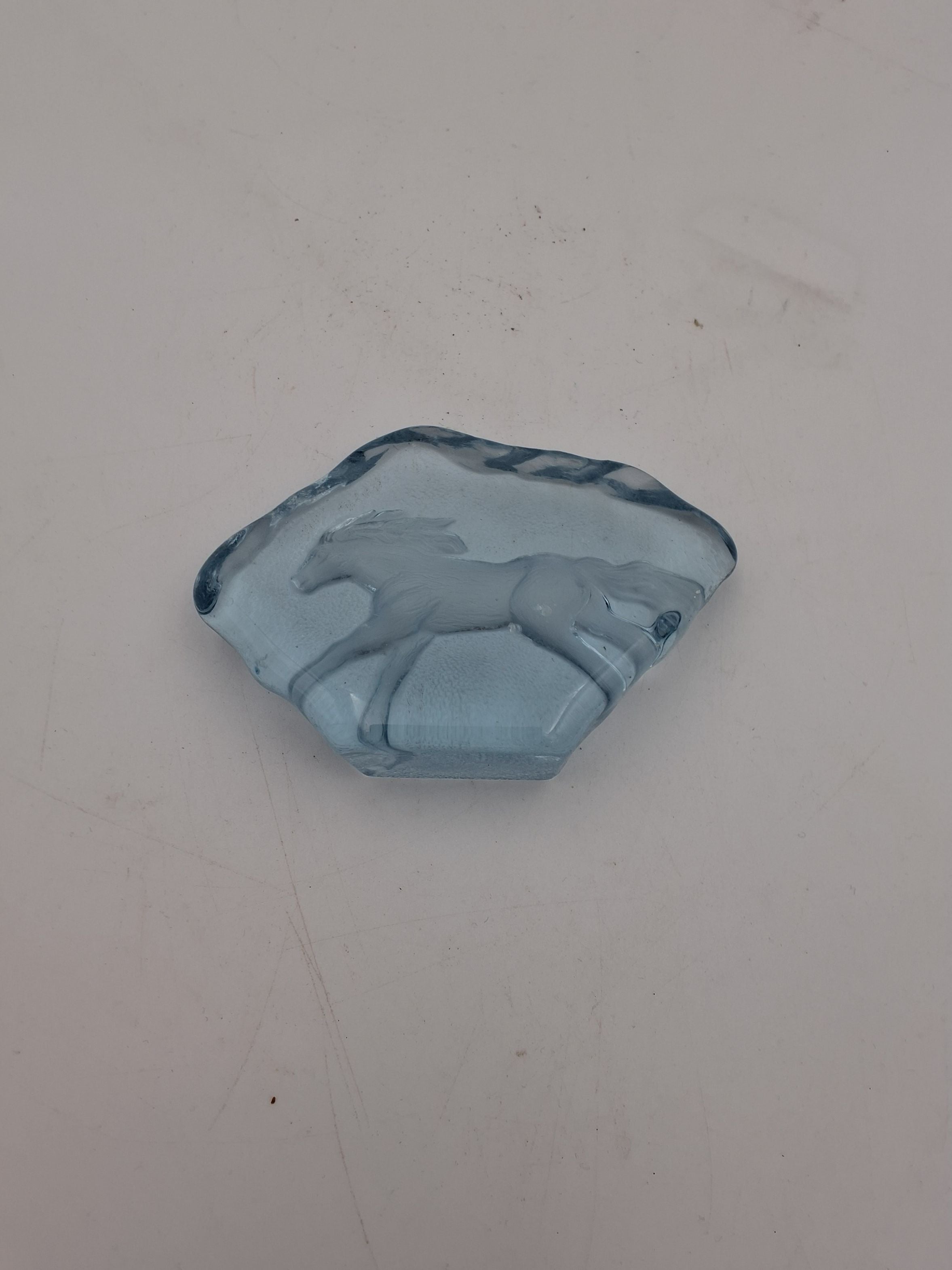 Krystalskulptur af galoperende hest
