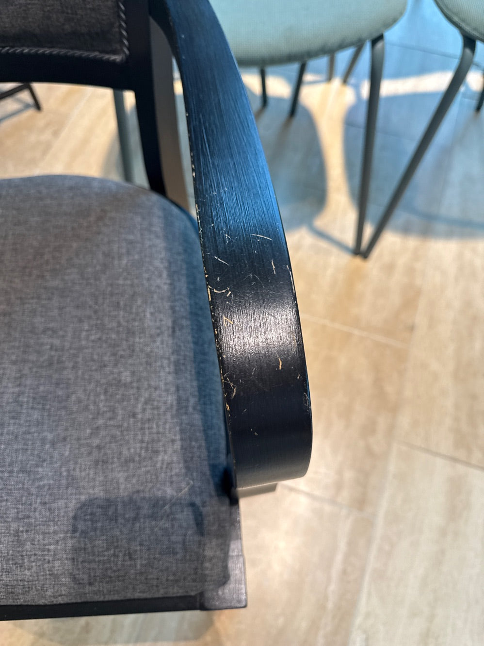 Stol grå med sort træ