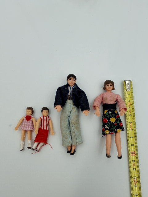 4 stk. Dukker til dukkehus, lundby