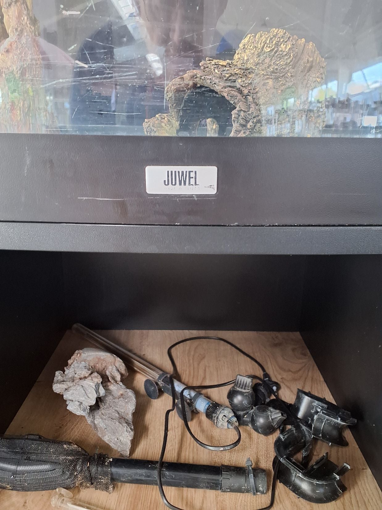 Akvarium med næsten ny pumpe ( ny pris 3500 kr )