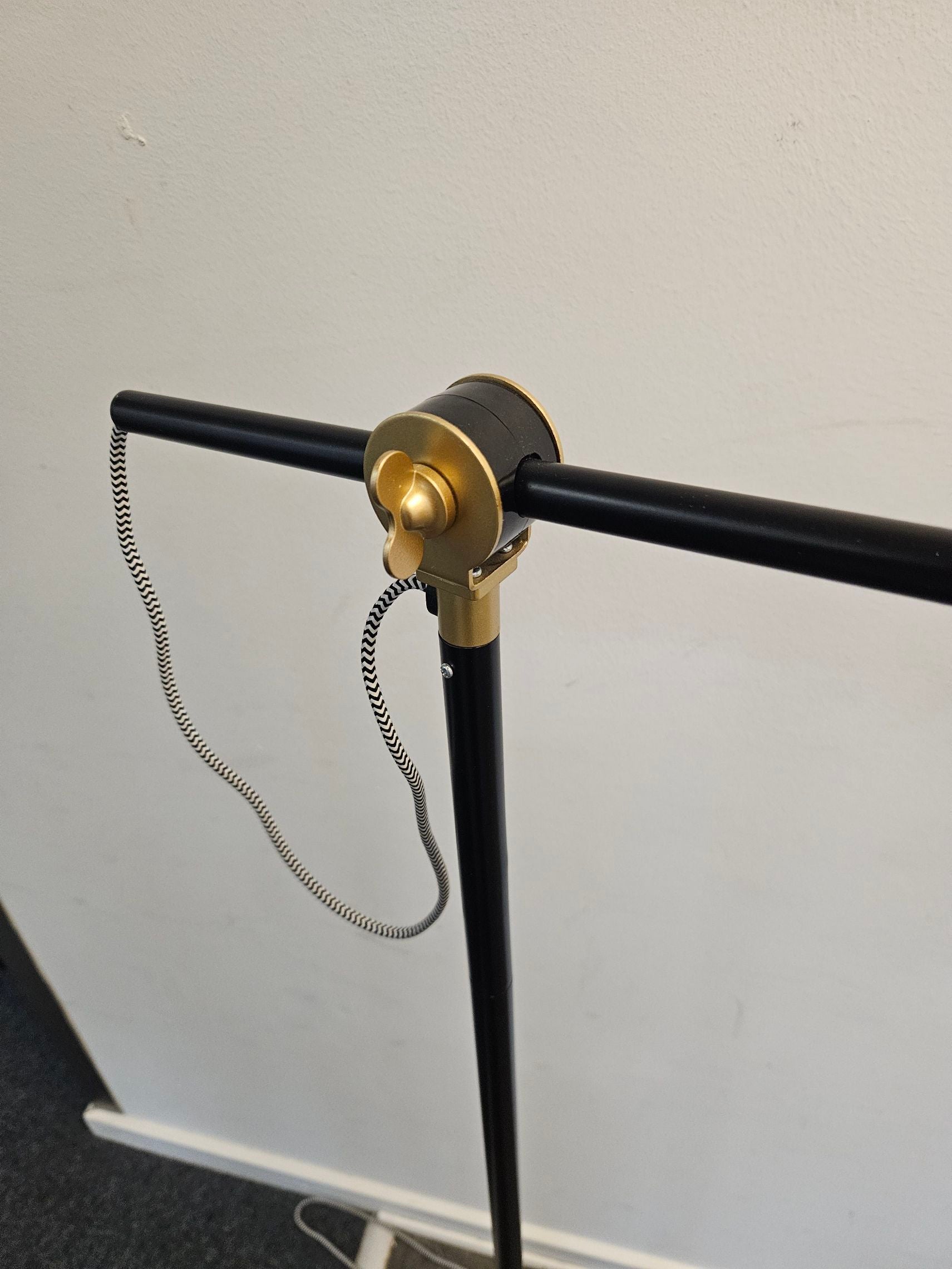 Sort gulvlampe