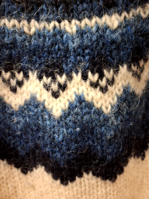 Uld sweater - håndstrikket i uldgarn fra Island
