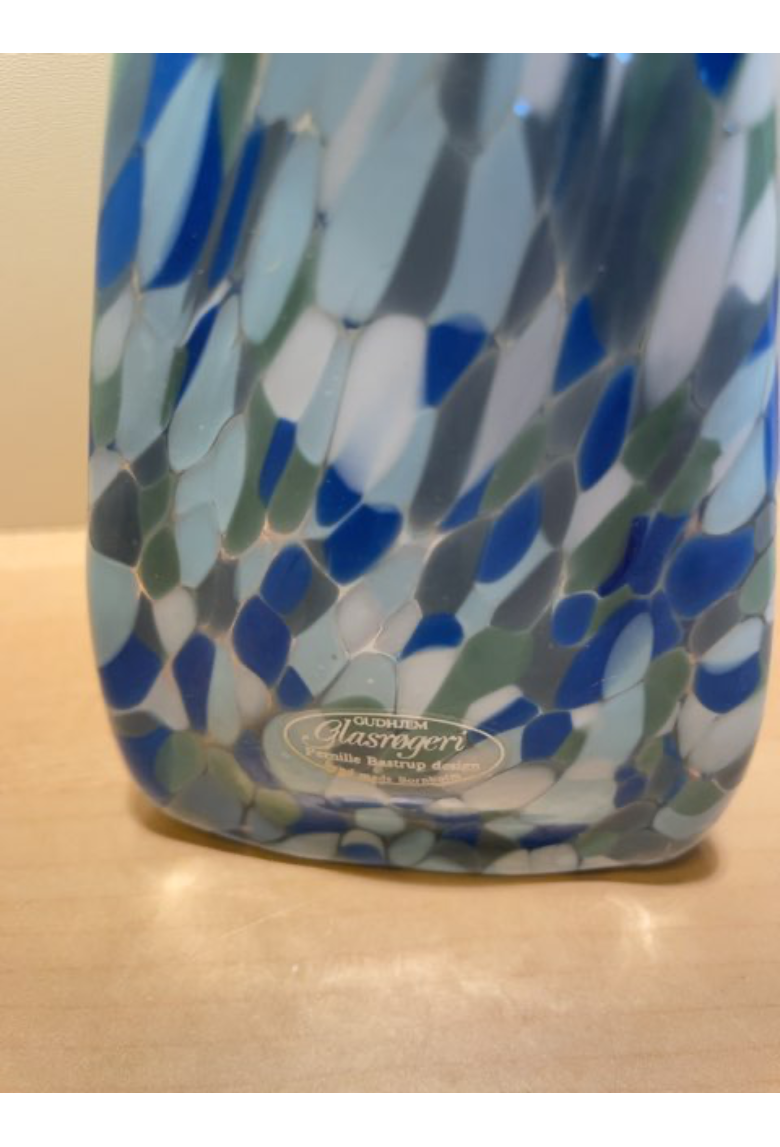 Vase fra Glasrøgeriet i Gudhjem