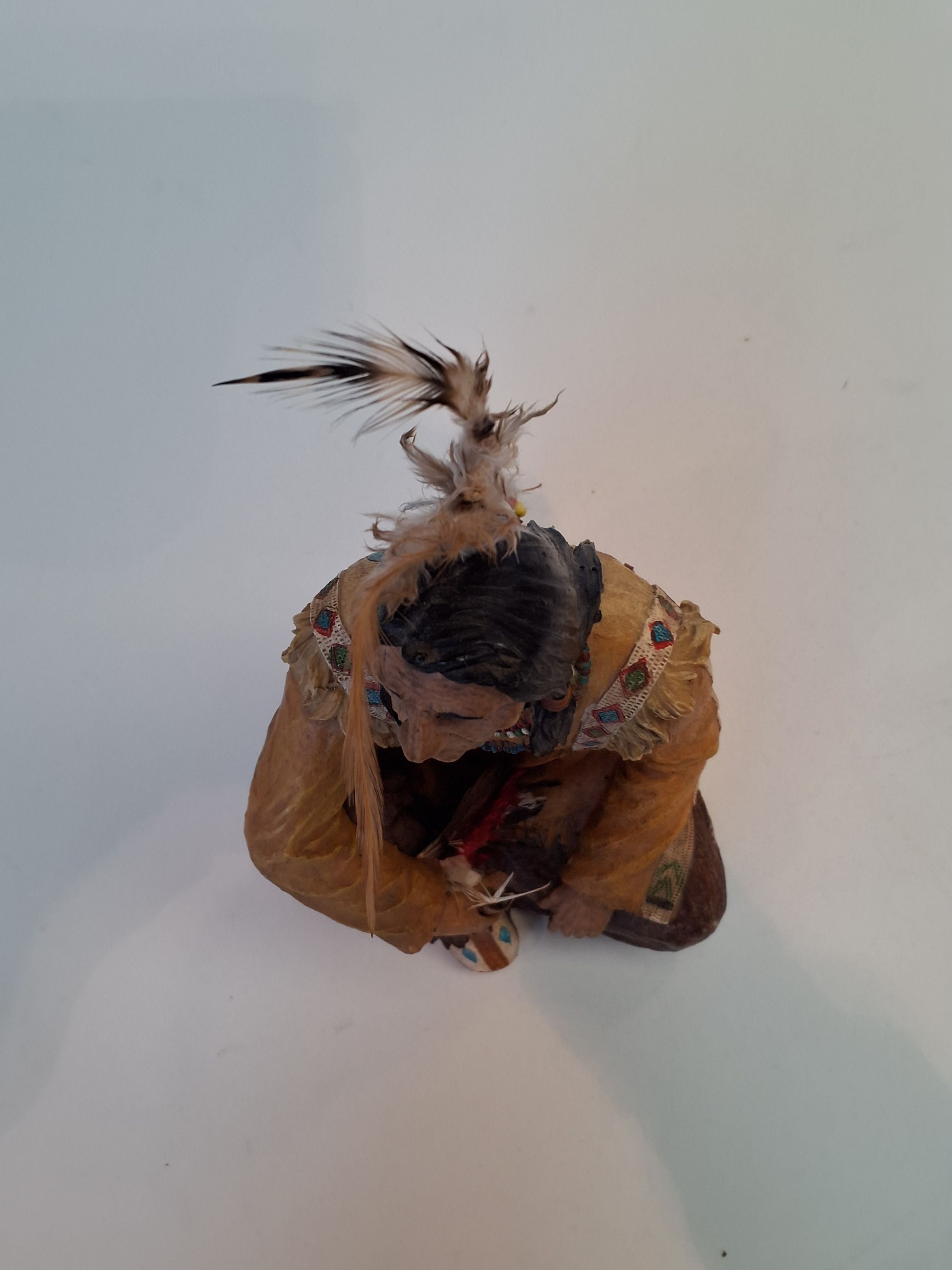 India ner med fjer-figuer