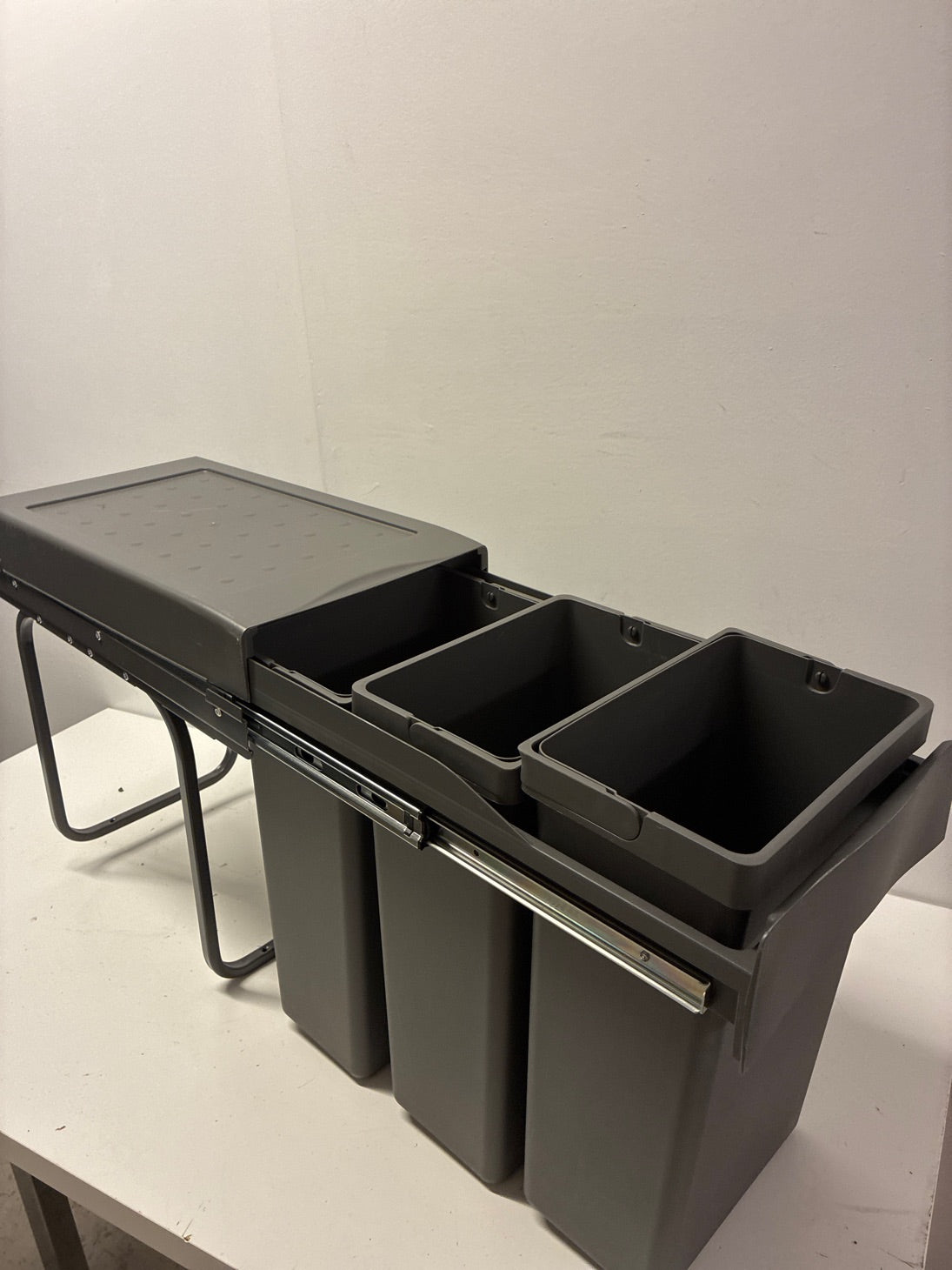 Affaldssorterings spande i system