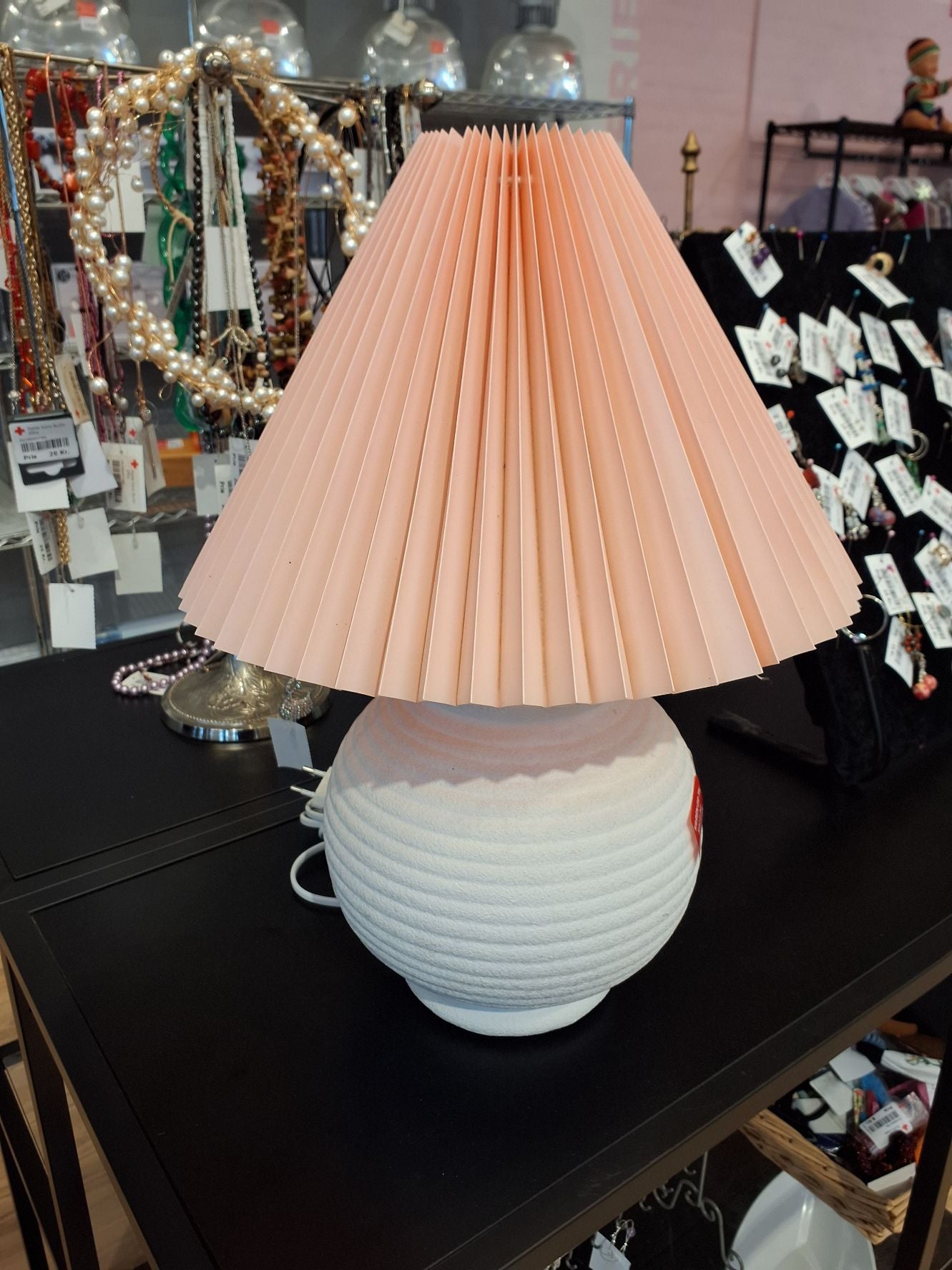 Lampe hvid med rosa skærm