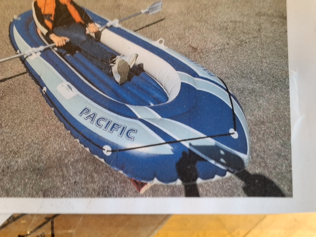 Pacific 270 Gummibåd + 3 redningsveste og årer