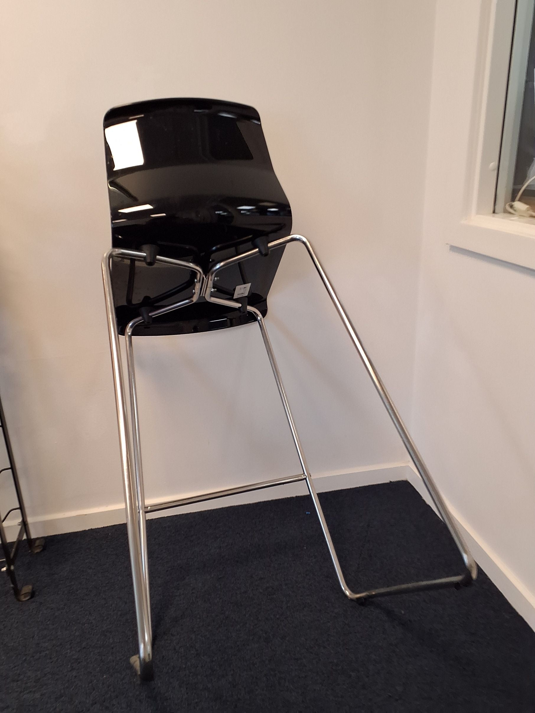 Høj sort barstol