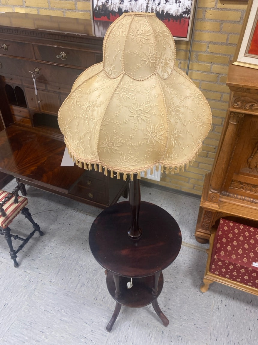 Klassisk gulvlampe med bord