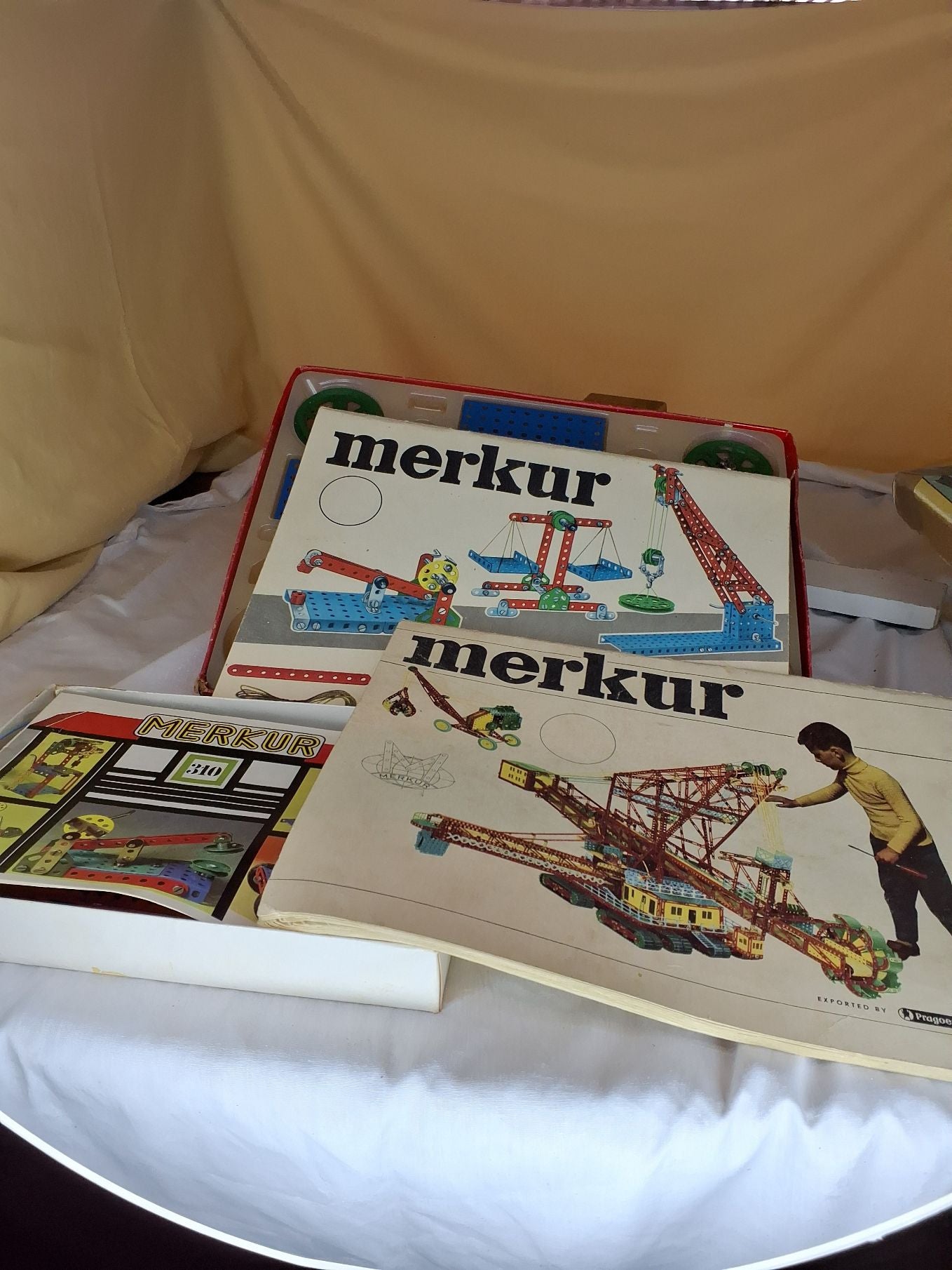 Kasse med Merkur Ingeniørsæt og mange løse dele