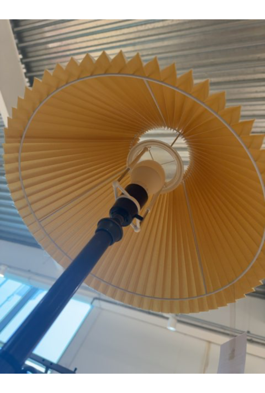 Lampe med detaljer på foden