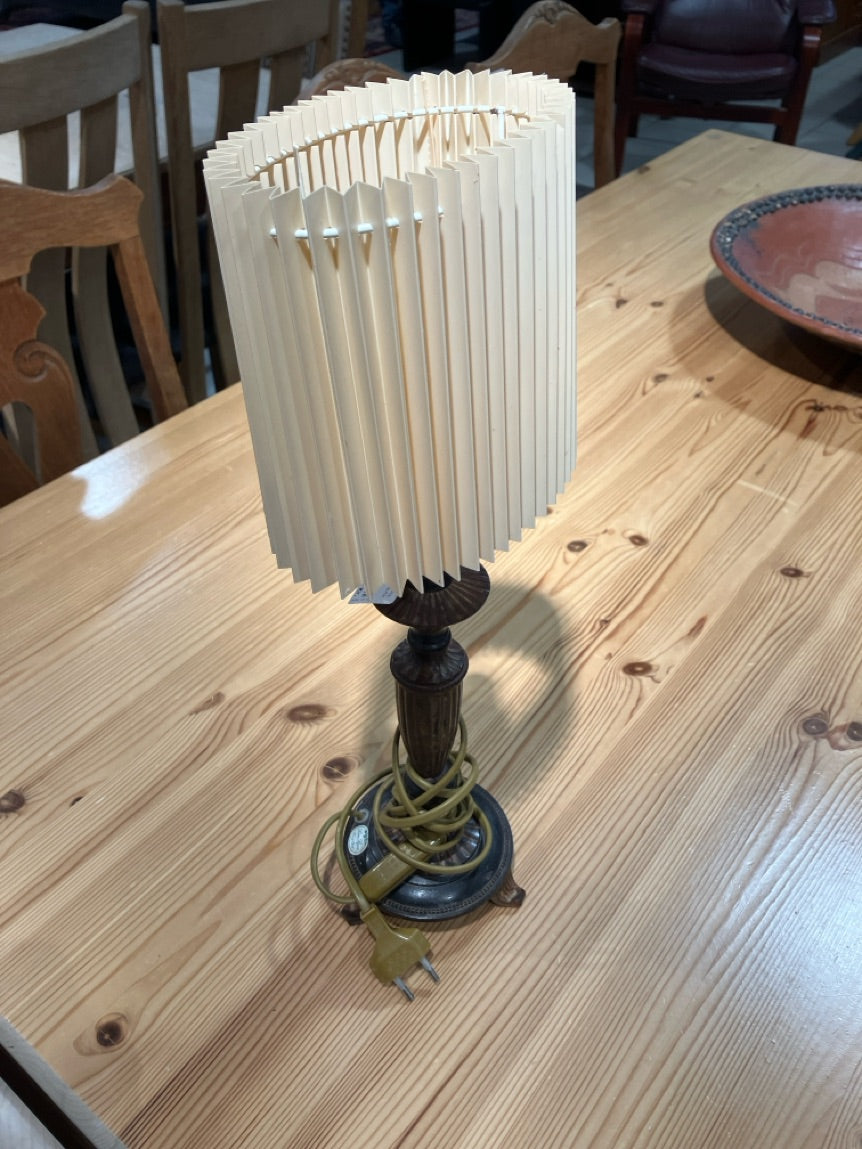 Lampe med metalfod
