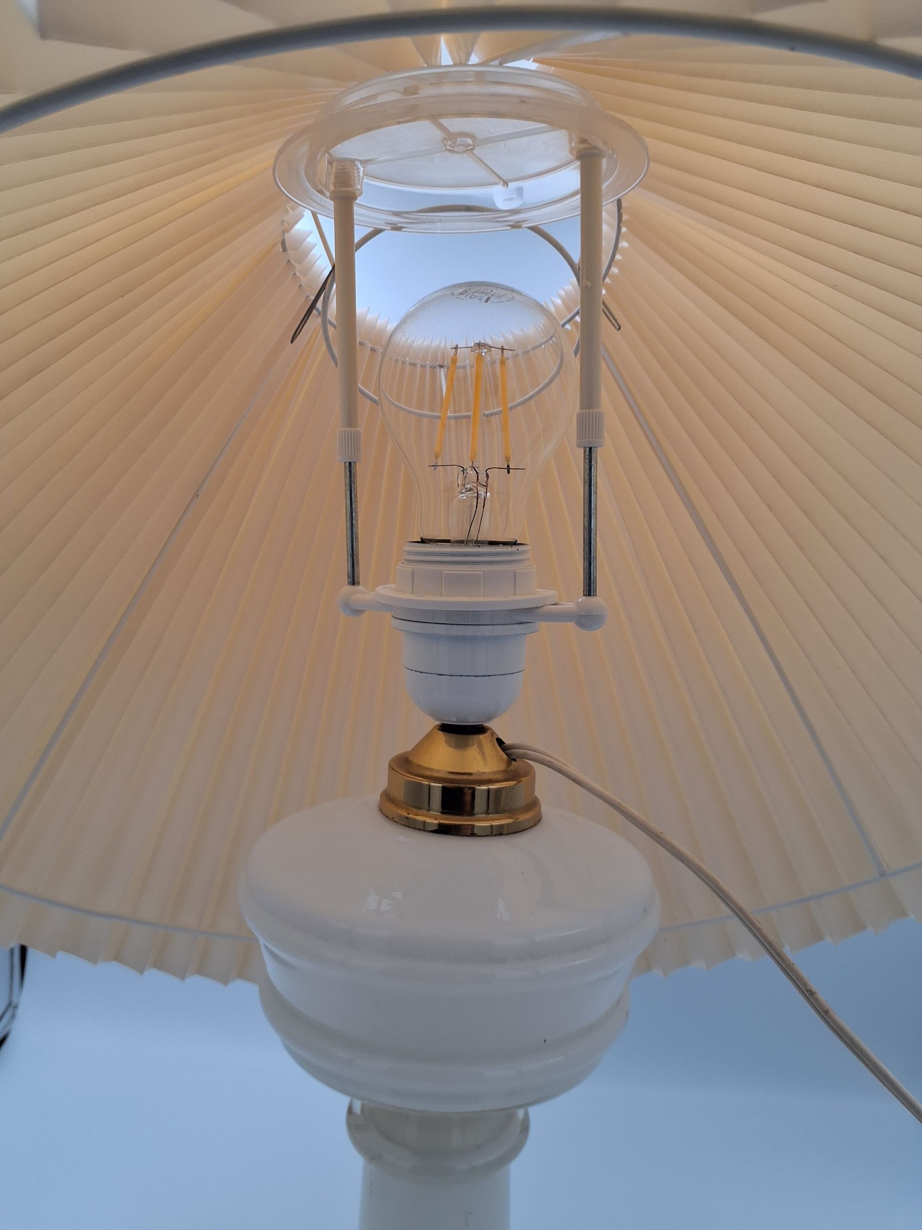 Hvid bordlampe