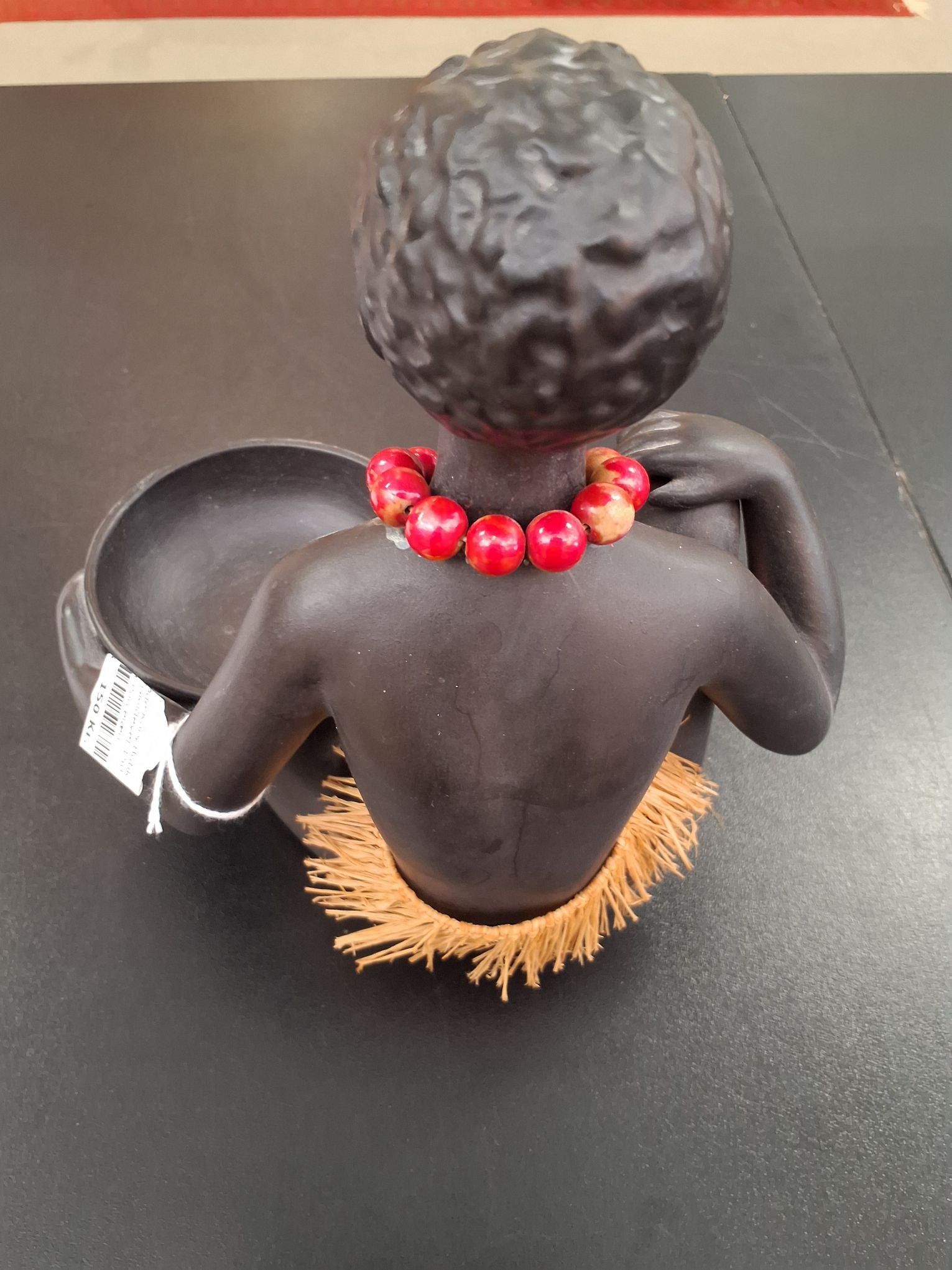Afrikansk siddende kvindefigur