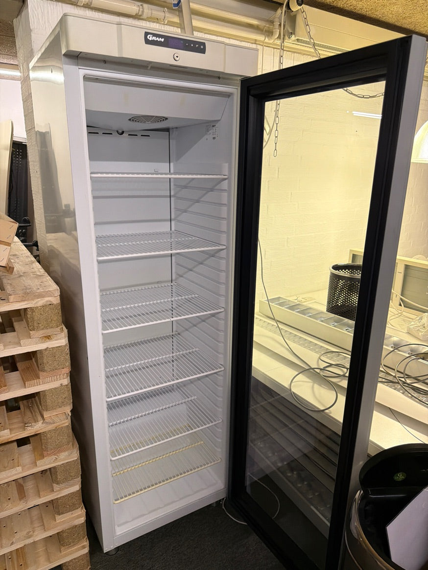 Gram køleskab med glaslåge