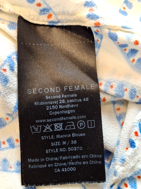 Second Female Bluse
