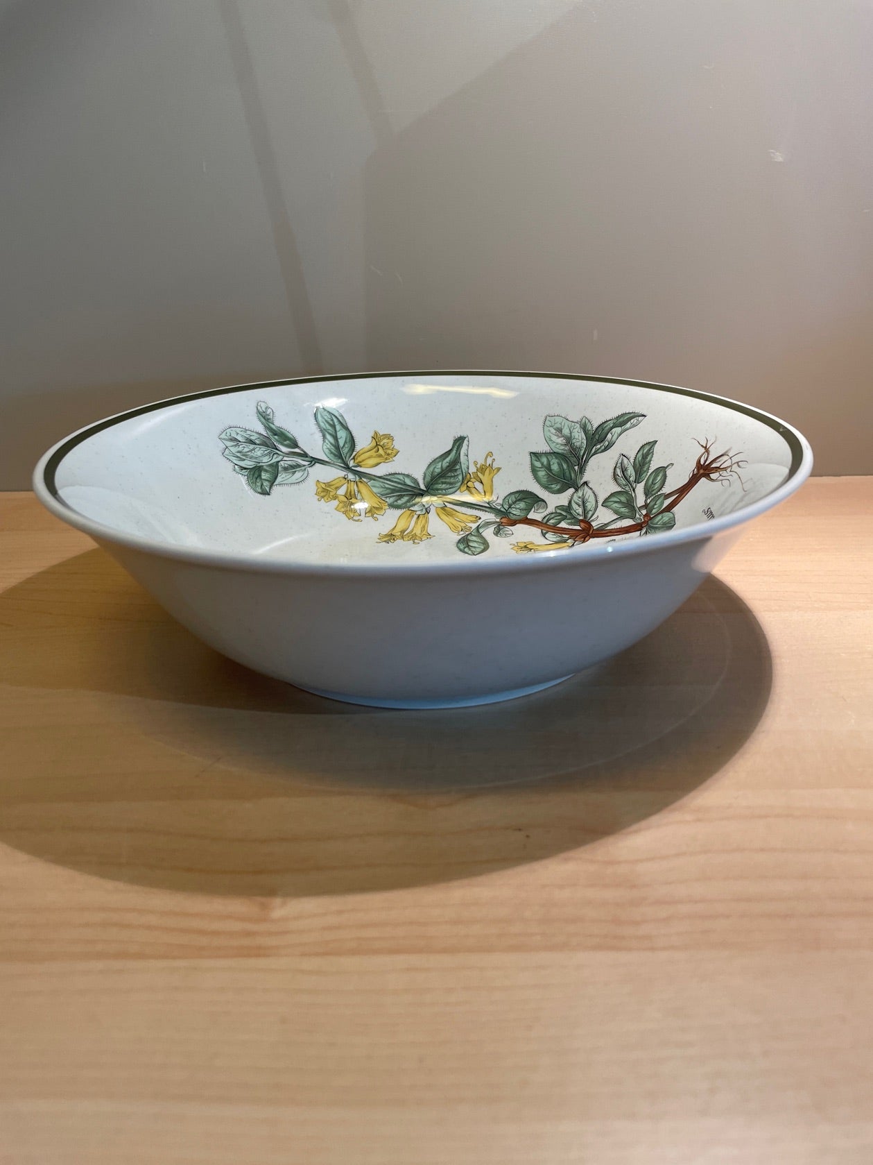 Skål med blomstermotiv.
