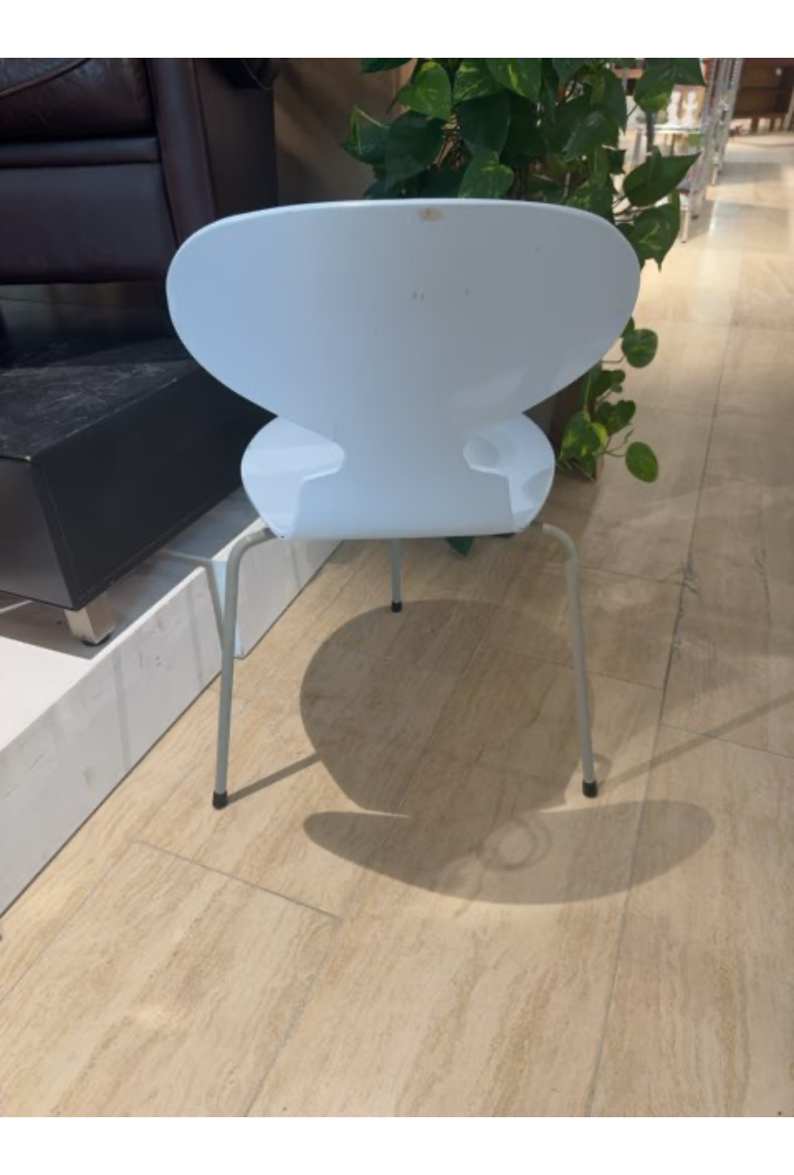 Stol i lyseblå af "Fritz Hansen Myren"