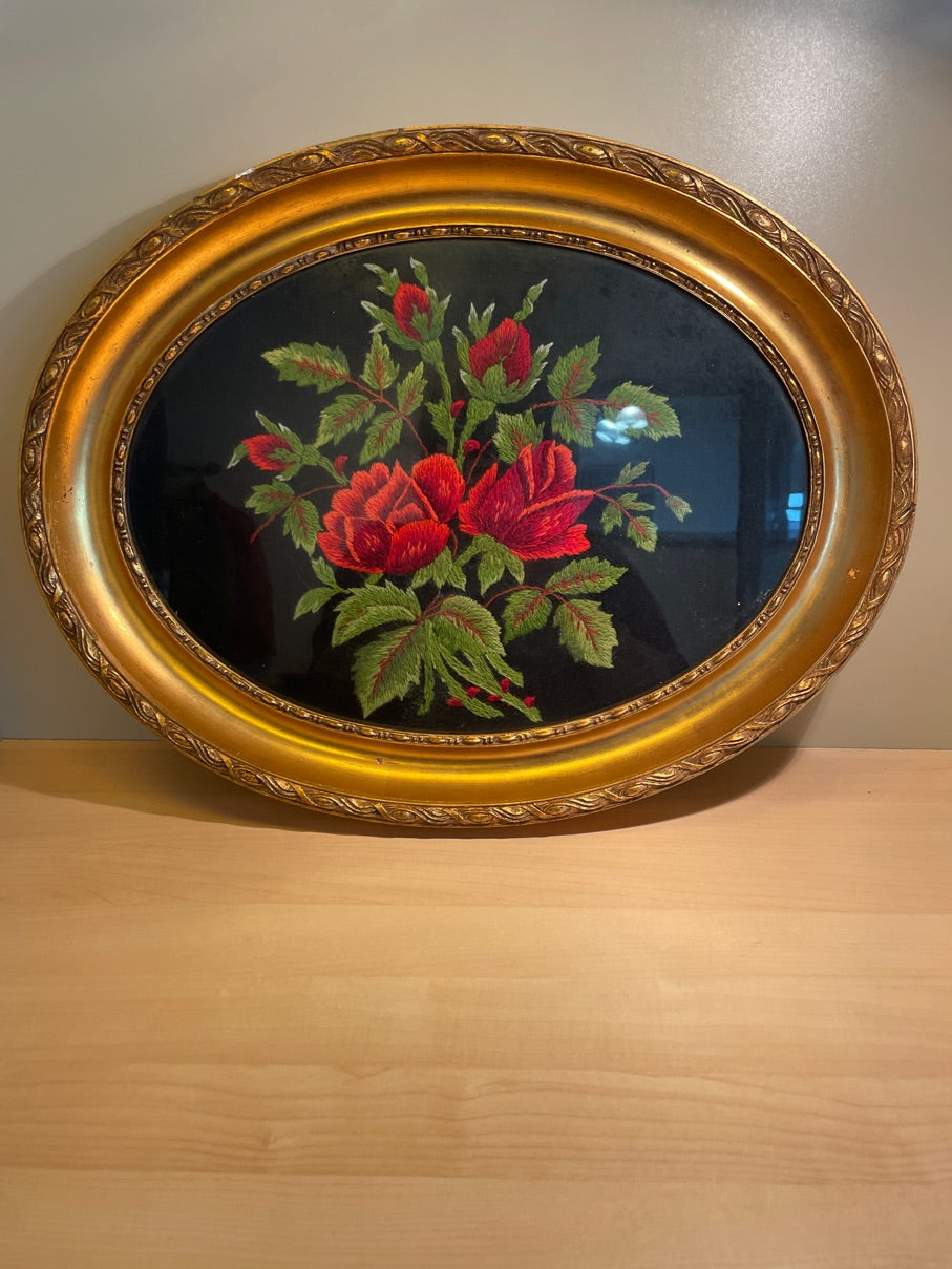 Oval guldramme med blomster broderi