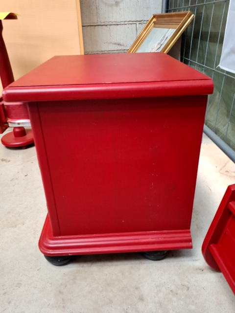 Rødt sengebord
