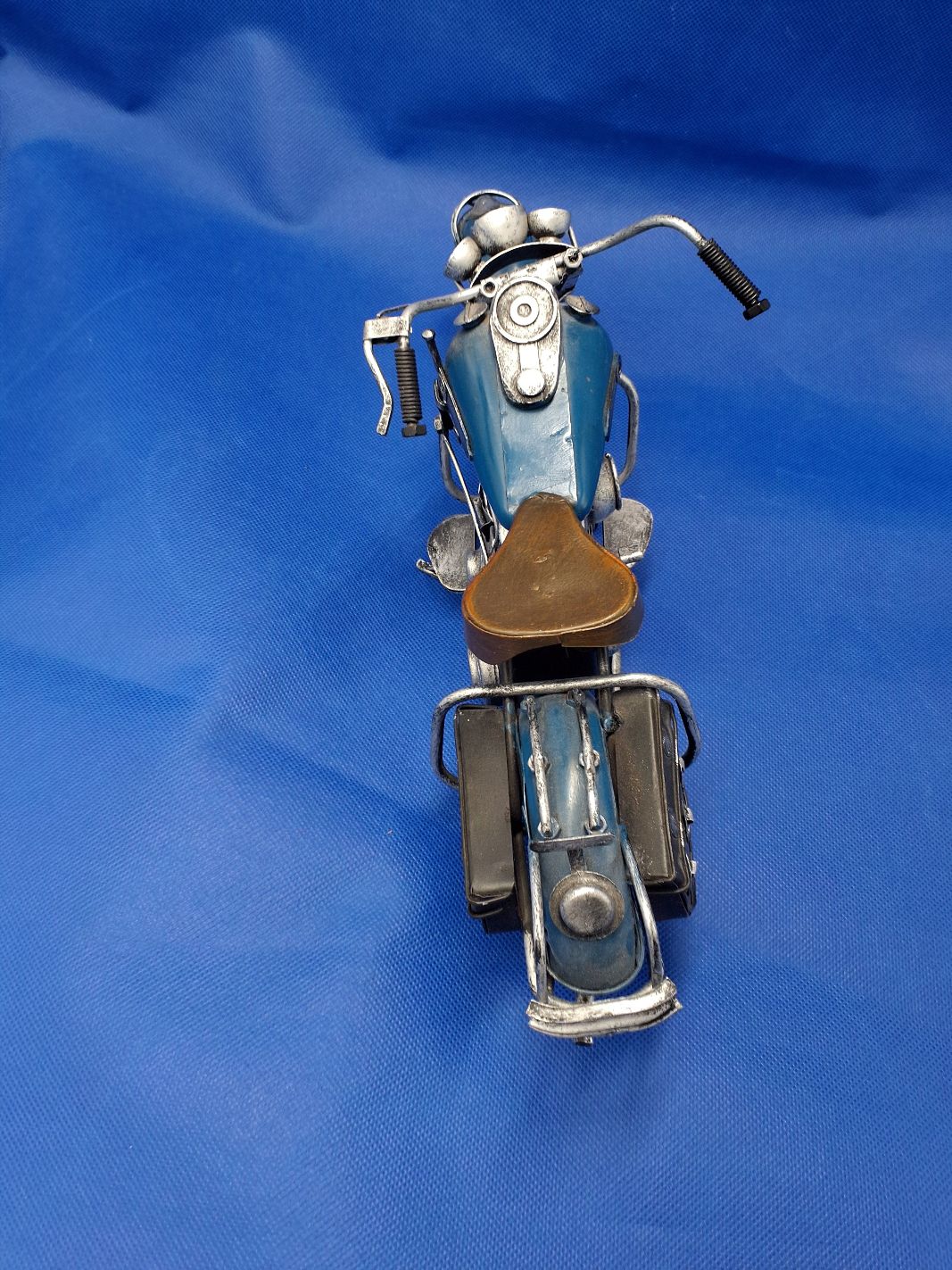 Modelmotorcykel i blå blik/metal