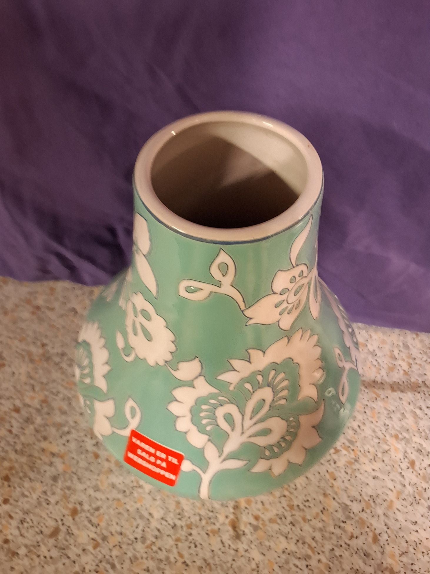 Keramikvase med lys mønster