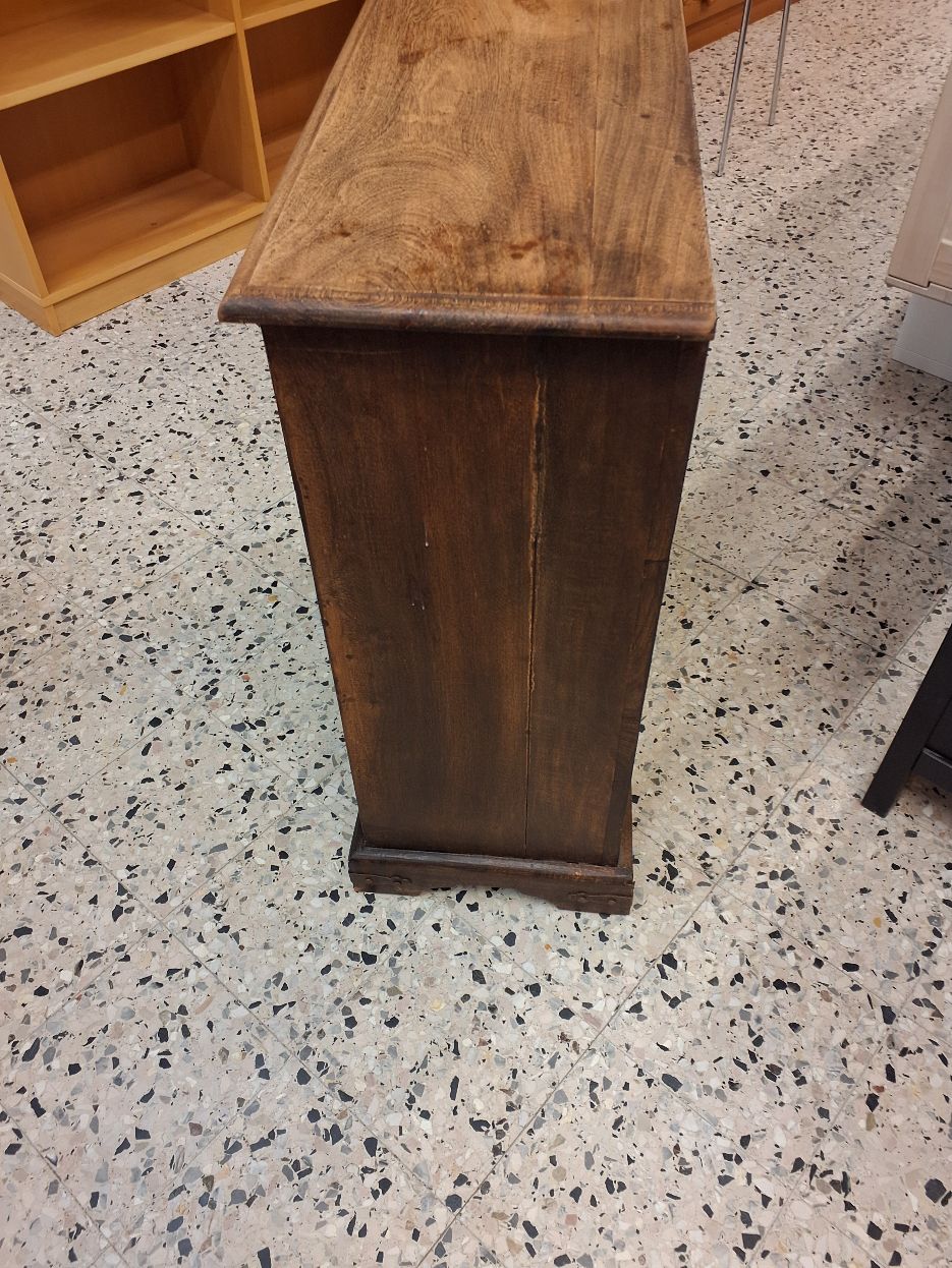 Vinreol med små skuffer