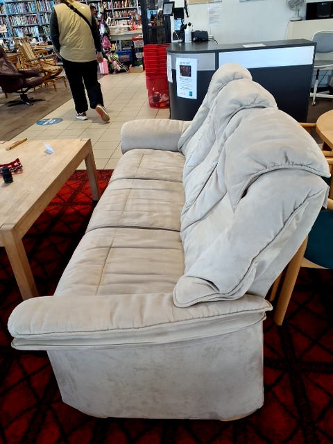 Sandfarvet polstret moderne sofa