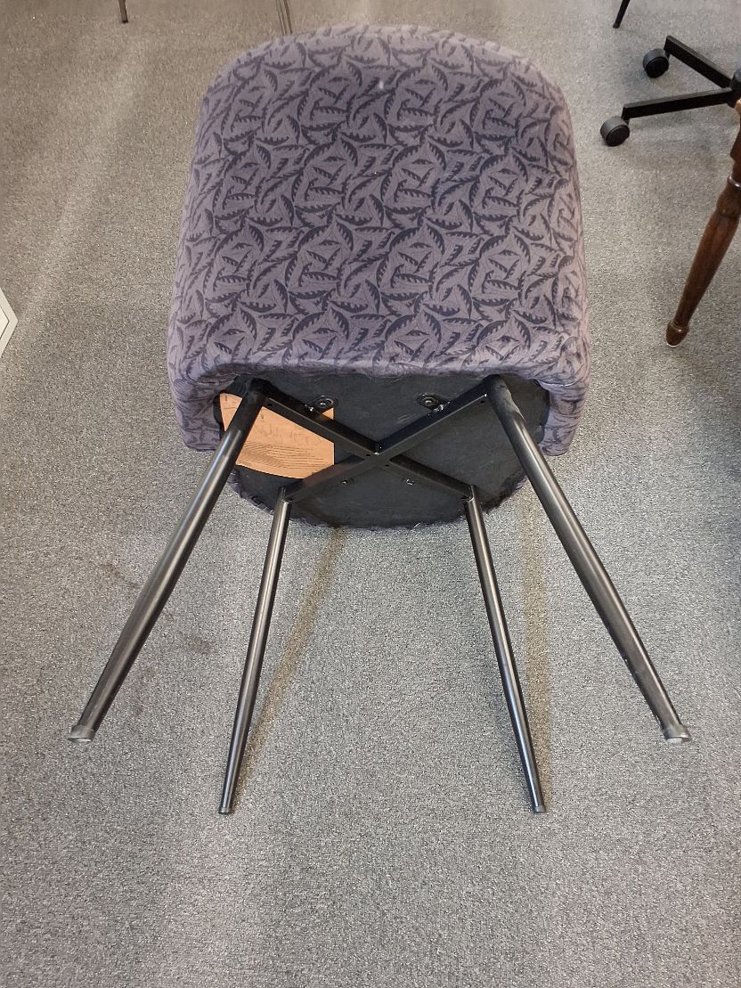 Spisestuestol i mørkegrå velour