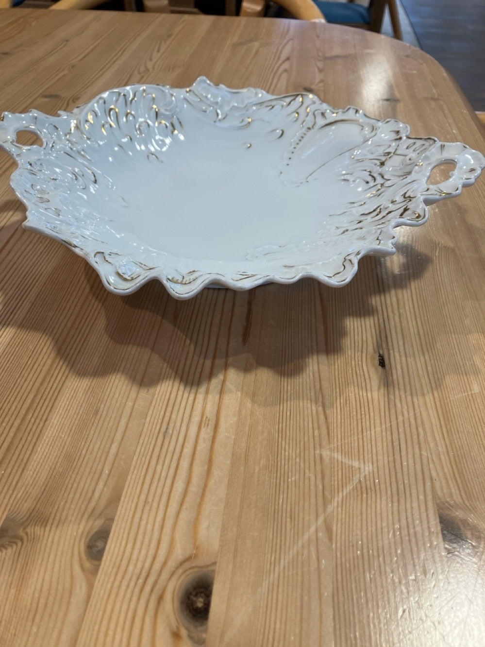 Hvidt fad med guldkanter