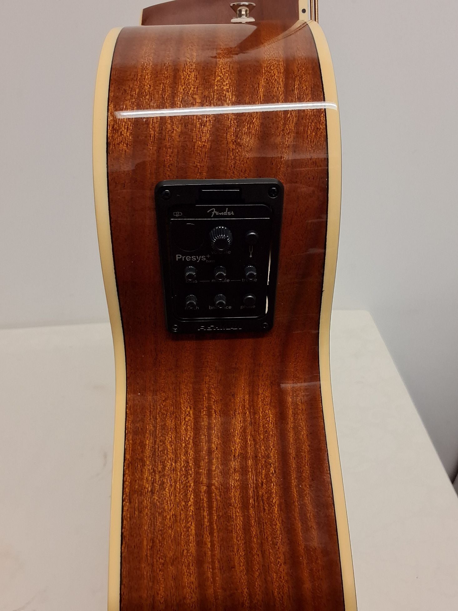 Fender Kingman Bass guitar m. taske