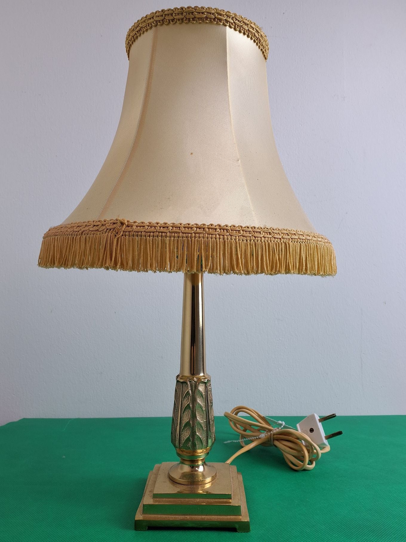 Gylden bordlampe m skærm