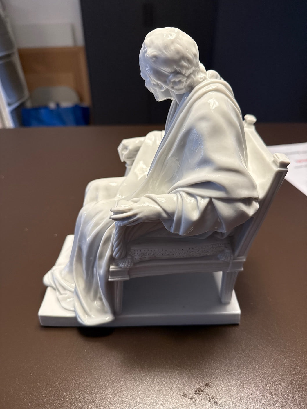 Houdon: Voltaire porcelænsfigur, af Jean-Antoine Houdon