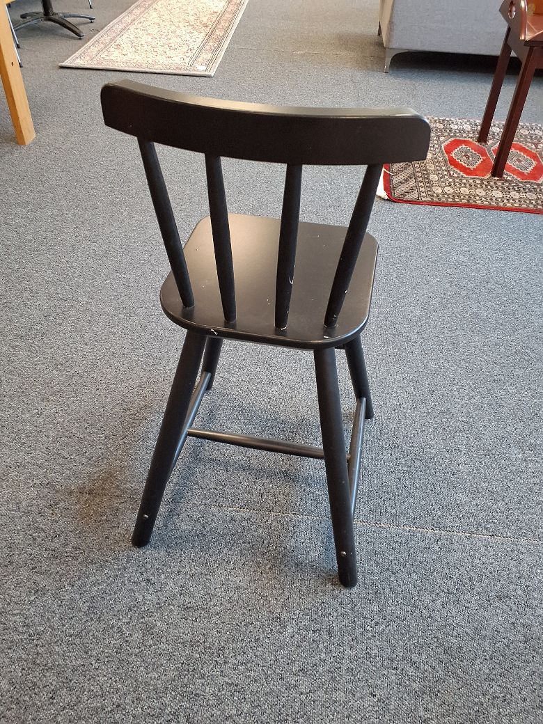 Børnestol i sort træ